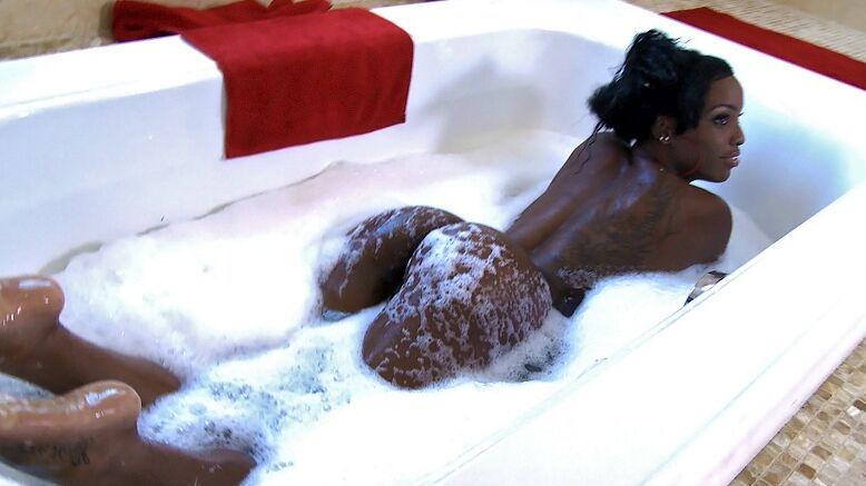 16P A bela Ebony Kim Kandy mostra sua bunda sexy enquanto toma um banho de espuma