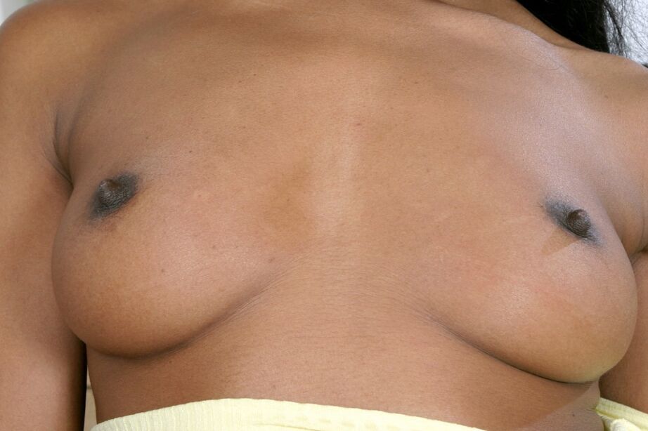 16P Ebony teen Karis takes part in an amateur posing scene in close up