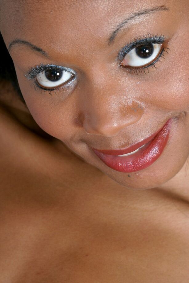 16P Ebony teen Karis takes part in an amateur posing scene in close up