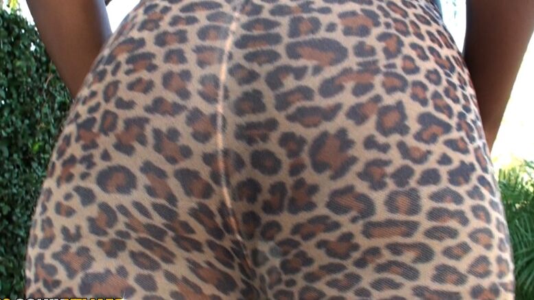 16P Gata de ébano gostosa com peitos grandes se despindo para mostrar sua bunda grande ao ar livre