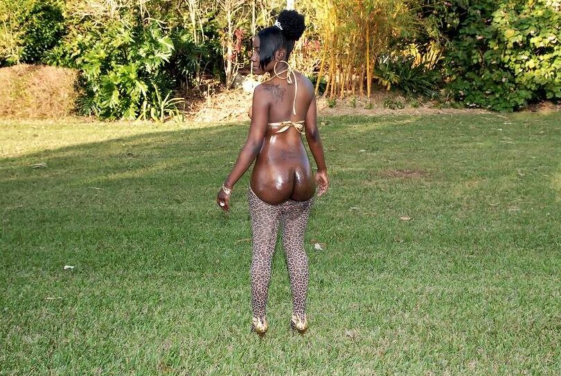 16P Gata de ébano gostosa com peitos grandes se despindo para mostrar sua bunda grande ao ar livre