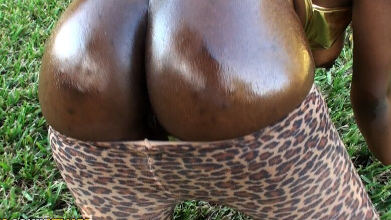 16P Gata de ébano gostosa com peitos grandes se despindo para mostrar sua bunda grande ao ar livre