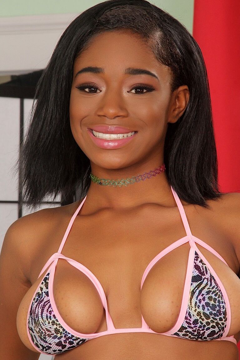 16P La amateur negra Rae Quinn trabaja sin bikini antes de acariciar su coño