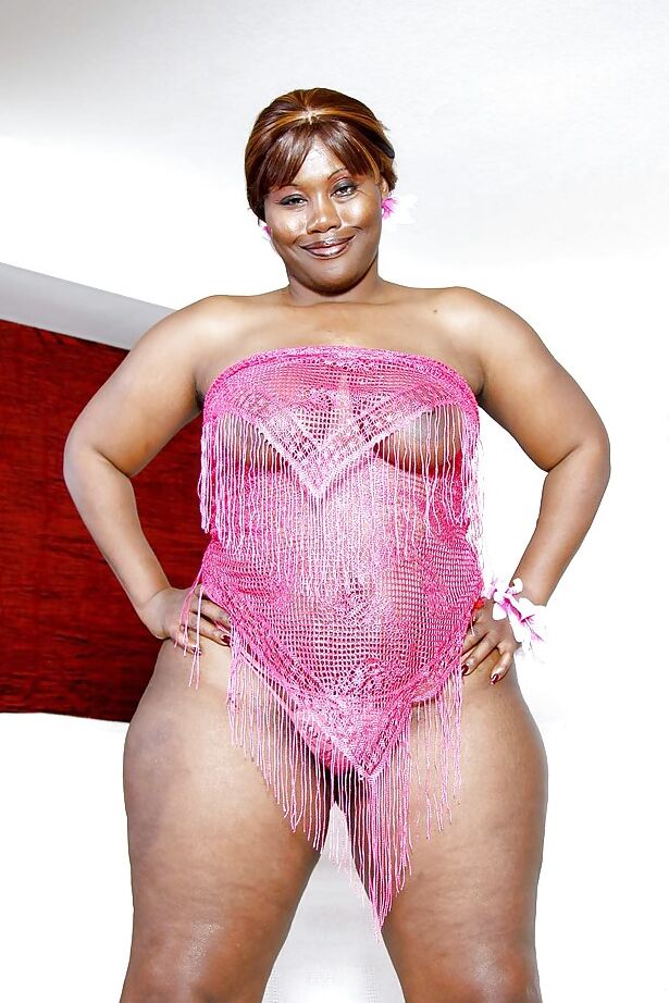 16P Fatty Ebony pornstar Decollecter exibindo sua bunda e peitos enormes