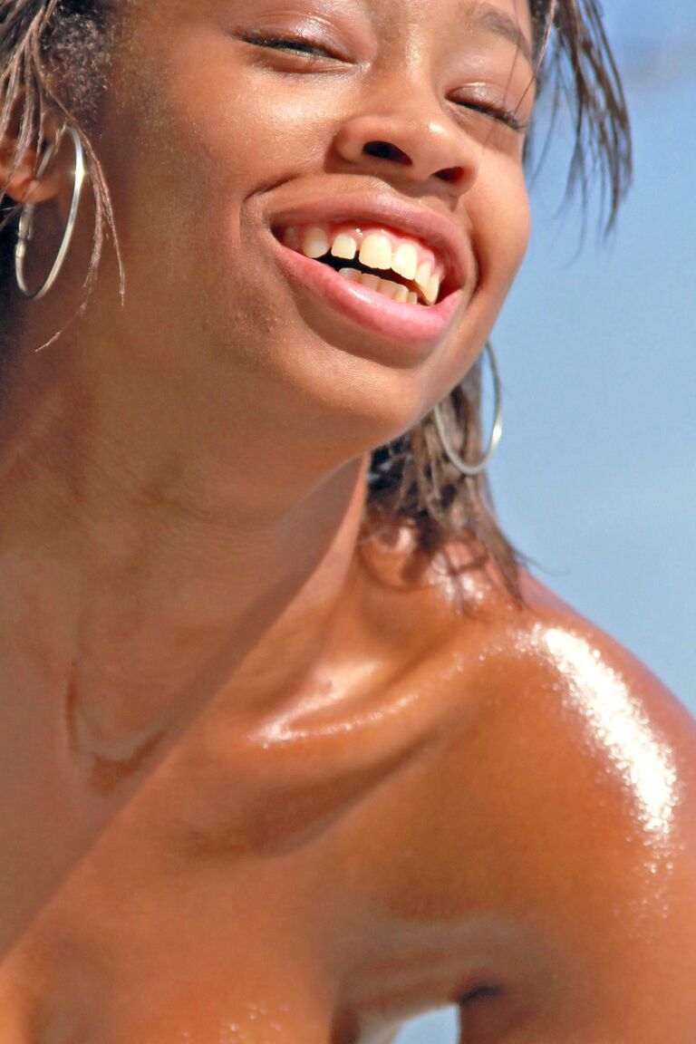 16P Negra amadora Tierra Watson apregoa seus peitos lindos e bunda gostosa na praia