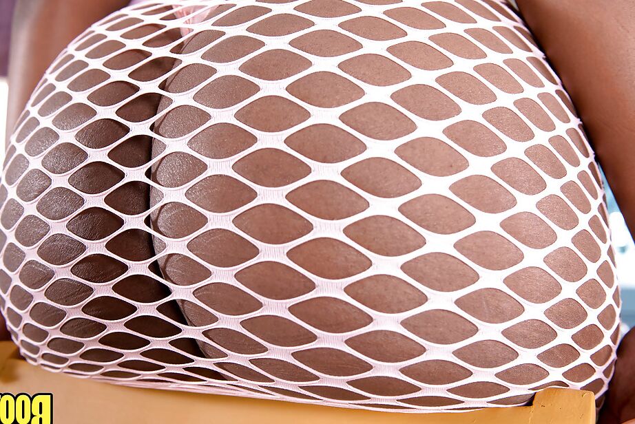 16P Layla Monroe secoue son gros butin tout en frottant sa chatte en ébène