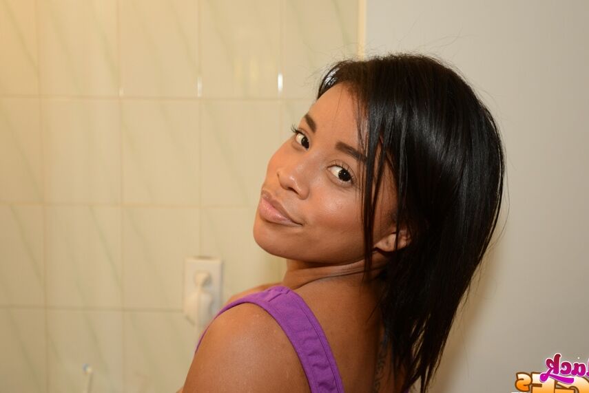 13P A linda garota negra de 18 anos, Nala, tirando selfies nuas enquanto se despia