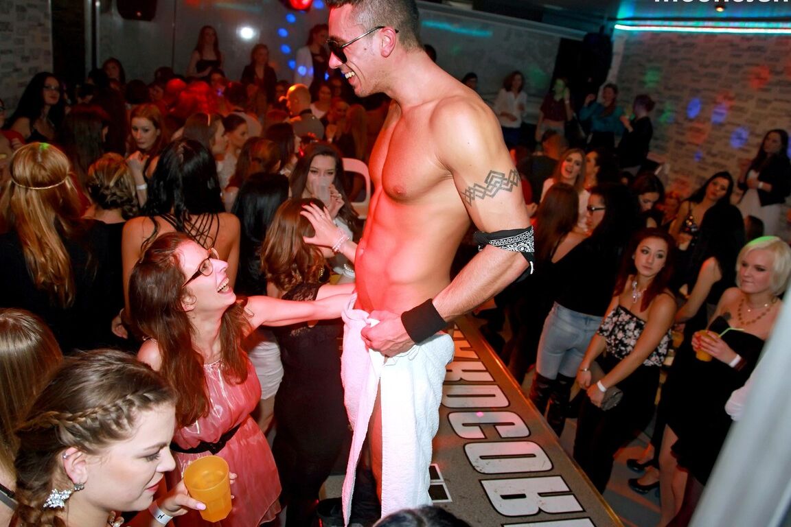 15P Mujeres borrachas participan en actos sexuales duros dentro de un club para adultos