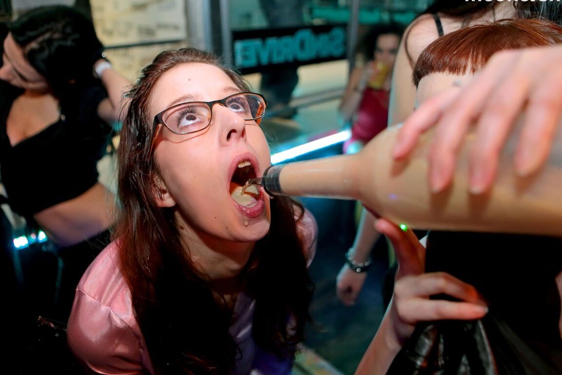 15P Mujeres borrachas participan en actos sexuales duros dentro de un club para adultos