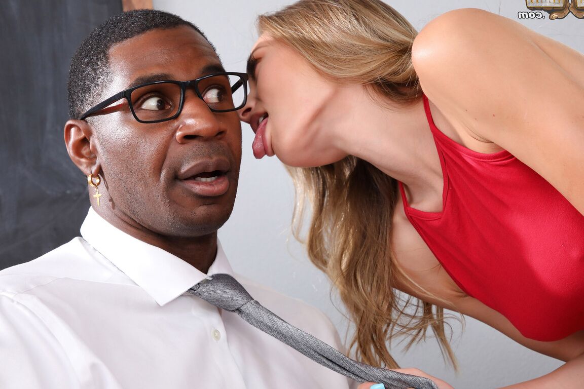 21P La colegiala americana Kyler Quinn tiene sexo interracial con un profesor colgado