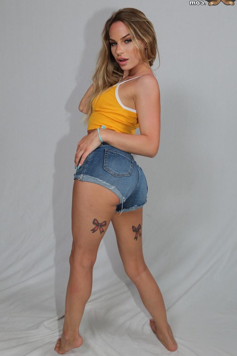 21P La adolescente delgada Sydney Cole es follada por dos pollas negras monstruosas en un trío