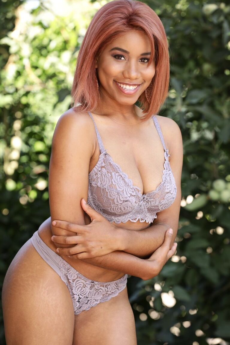 21P Linda e sorridente gata de ébano Jenna Foxx engasgando com um pau branco