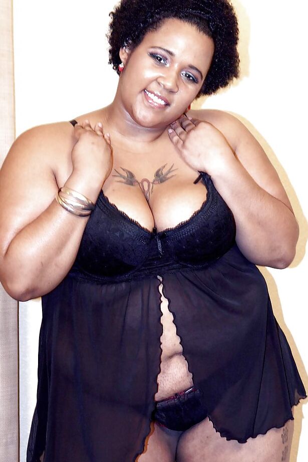 16P Gatita negra y gorda se quita la lencería para exponer su gran culo gordo