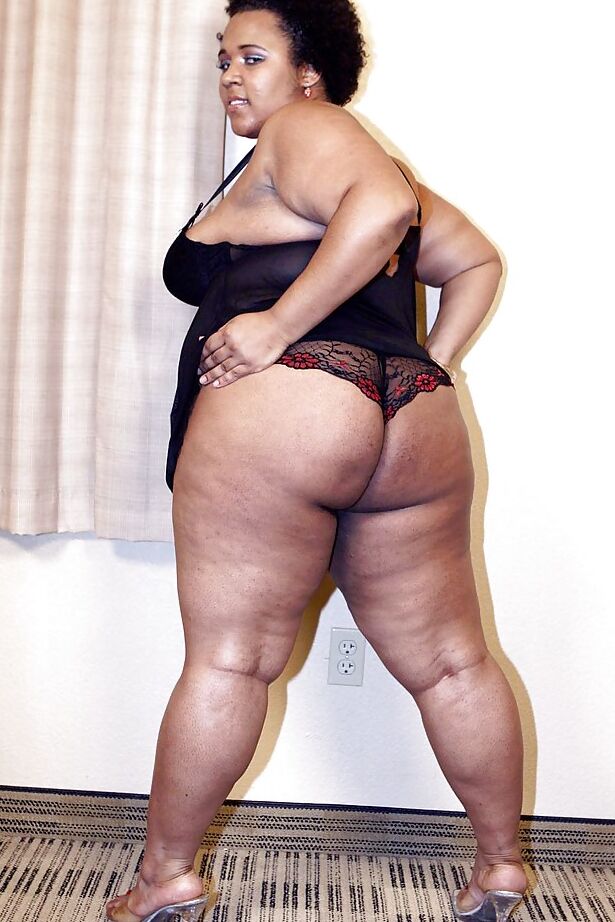 16P Gatita negra y gorda se quita la lencería para exponer su gran culo gordo