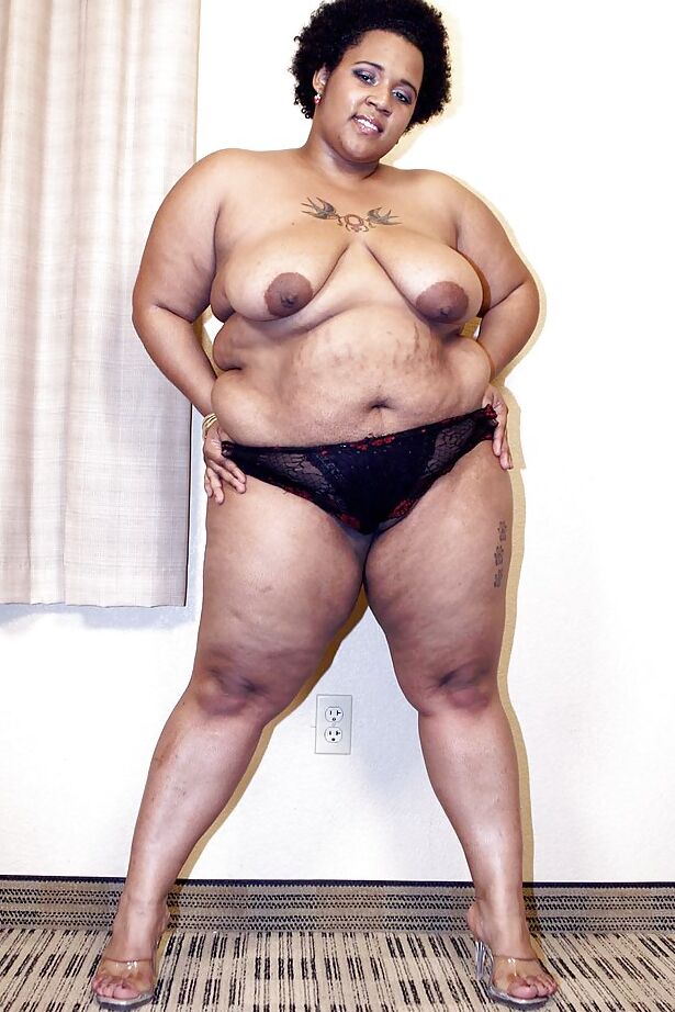16P Gatita negra y gorda se quita la lencería para exponer su gran culo gordo