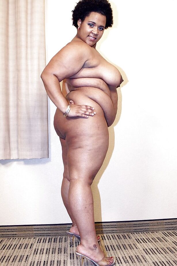 16P Gatita negra y gorda se quita la lencería para exponer su gran culo gordo