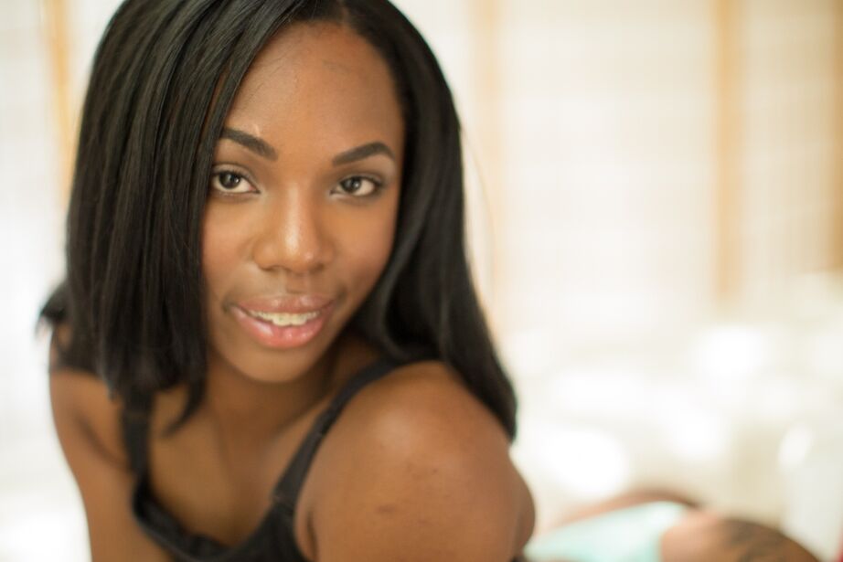 16P A gata negra Sarah Banks mostra seu corpo tatuado com peitos pequenos