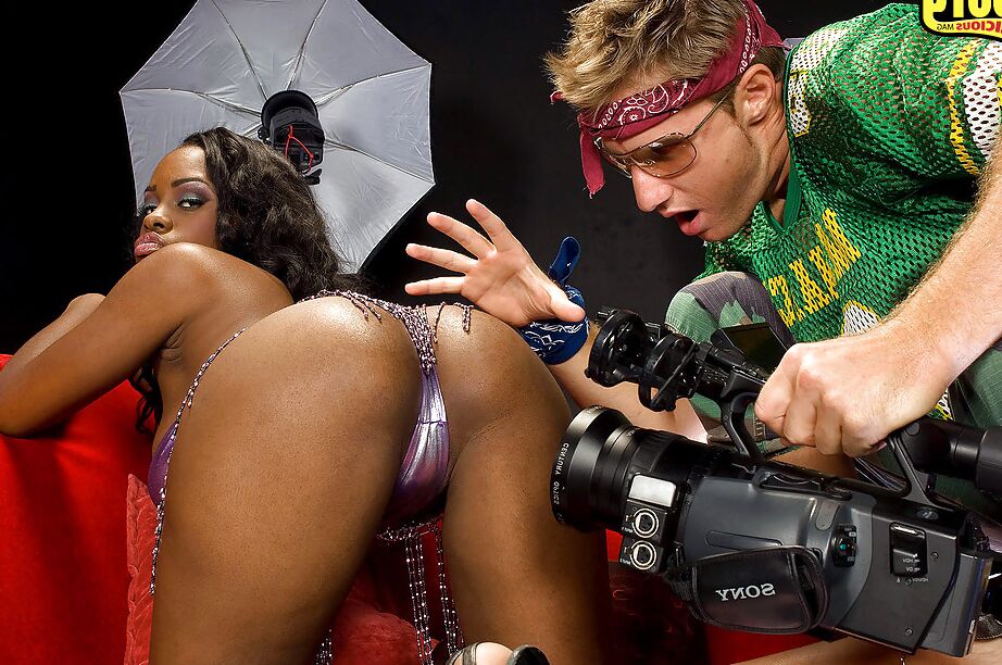 Stacey Foxx, une femme d'ébène 16P, exhibe son gros butin avant une relation sexuelle interracial hardcore.