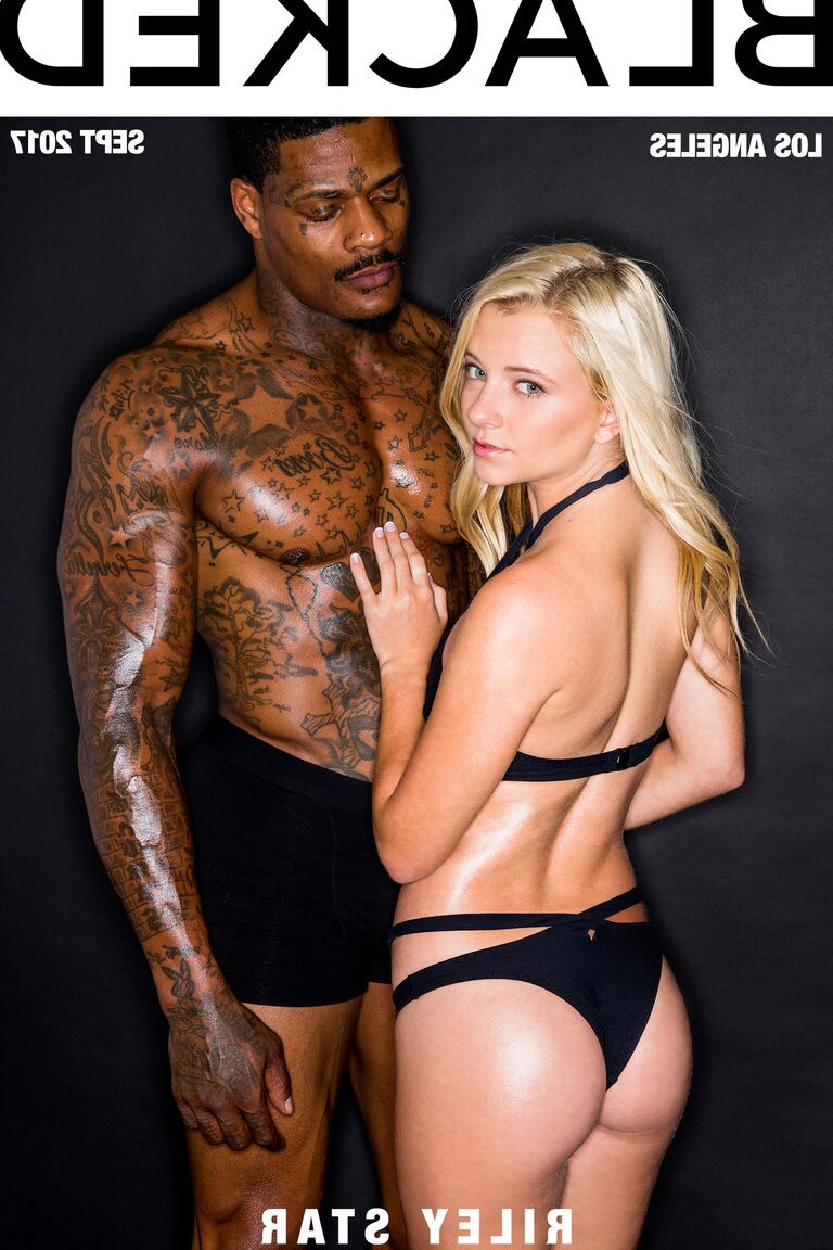 21P Adolescente rubia con tetas pequeñas Riley Star recibe una enorme polla negra en su coño