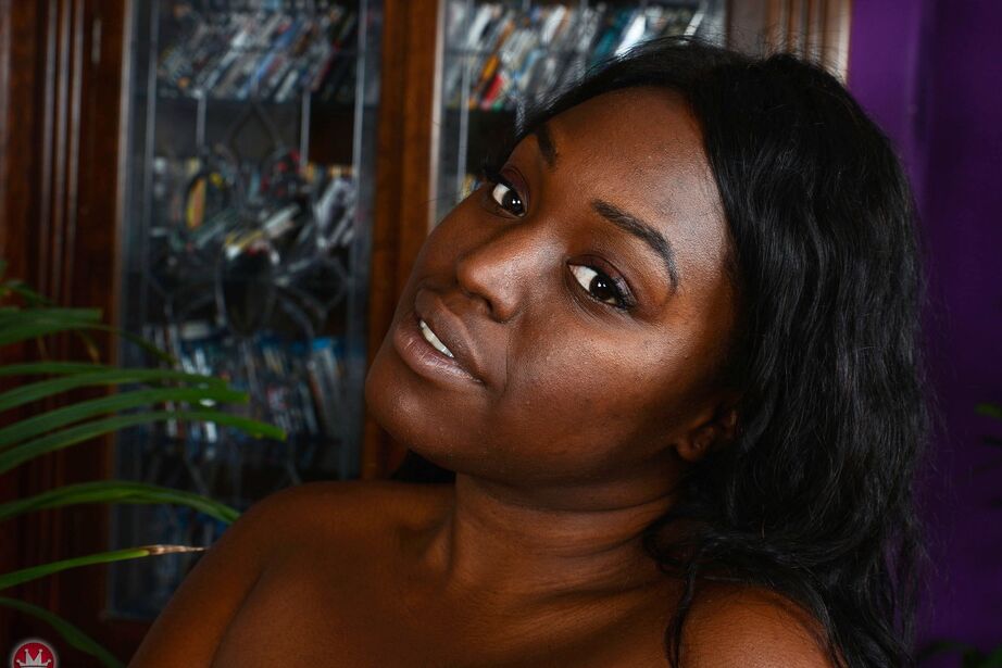 16P Mary Jane, amatrice noire et épaisse, se débarrasse de sa lingerie en satin pour poser nue