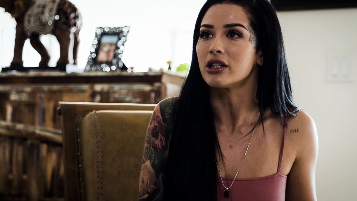 21P La sensuelle Katrina Jade et la chaude ébène Jenna Foxx partagent une érection bien raide.