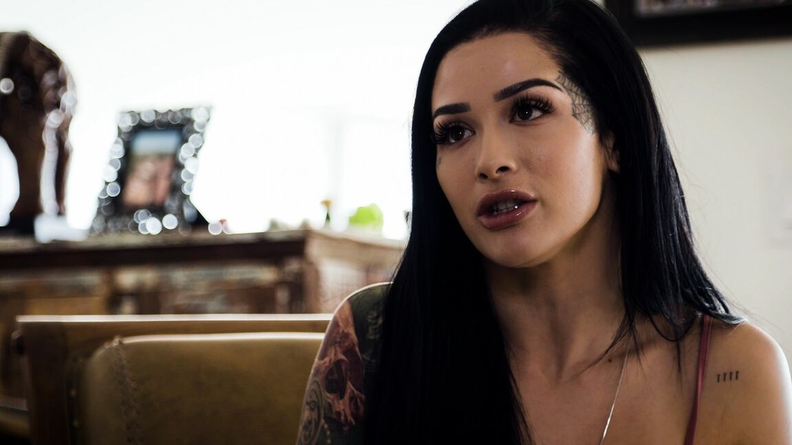 21P La sensuelle Katrina Jade et la chaude ébène Jenna Foxx partagent une érection bien raide.