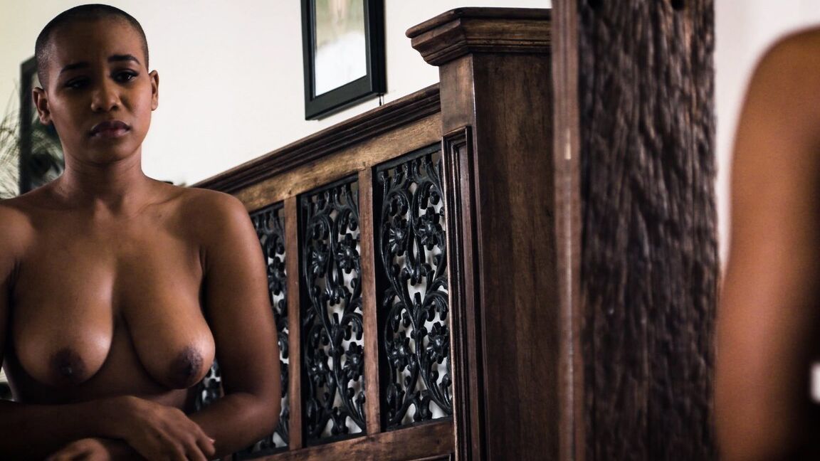 21P La sensuelle Katrina Jade et la chaude ébène Jenna Foxx partagent une érection bien raide.