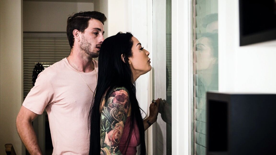 21P La sensuelle Katrina Jade et la chaude ébène Jenna Foxx partagent une érection bien raide.