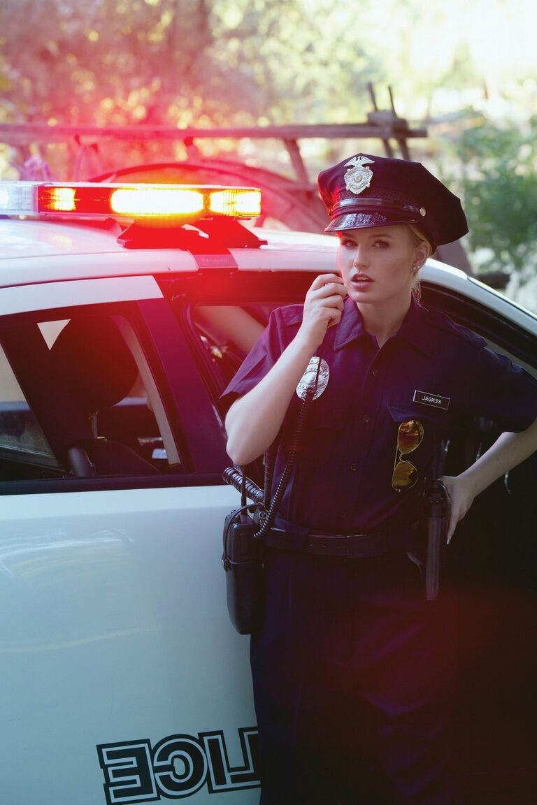 17P La sexy adolescente de ébano Anya Ivy lamiendo el coño de la oficial de policía Scarlett Sage al aire libre