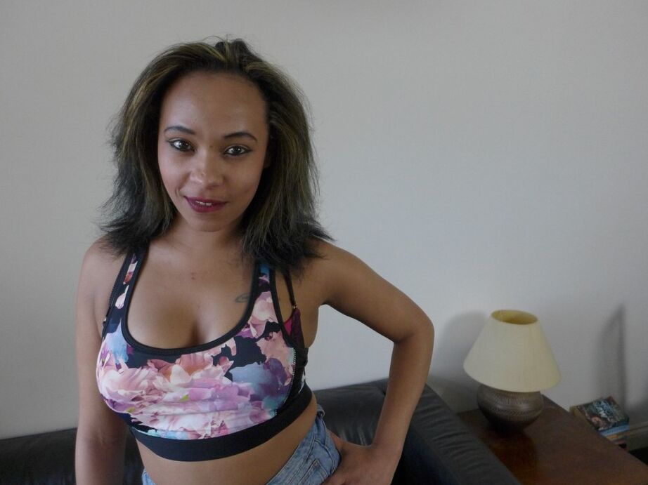 16P Ebony-Neuling Chanel Santos zieht sich bis auf die schwarzen Strümpfe aus, um einem Mann zu gefallen