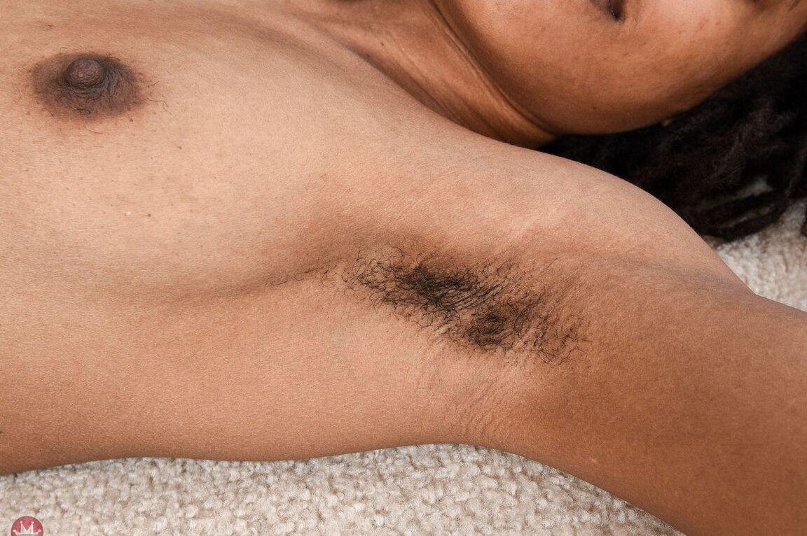 18P La amateur negra peluda Olivia Green se parte el coño con los dedos