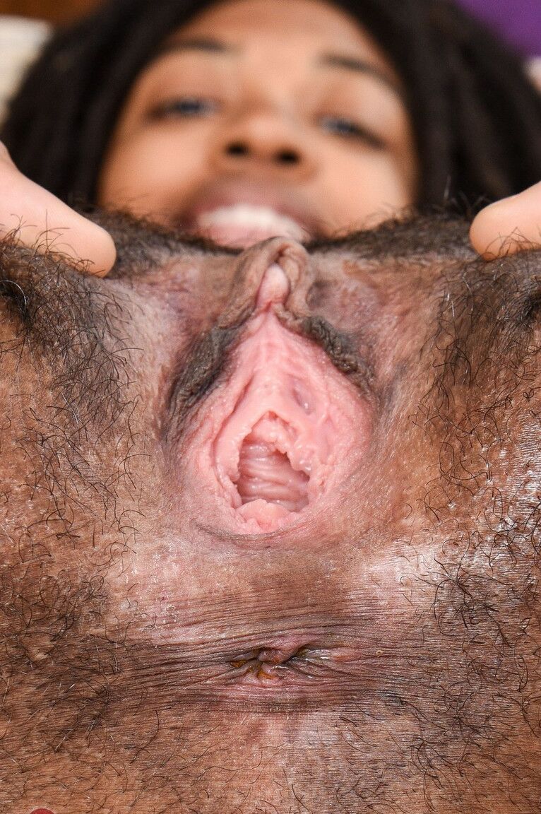 18P La amateur negra peluda Olivia Green se parte el coño con los dedos