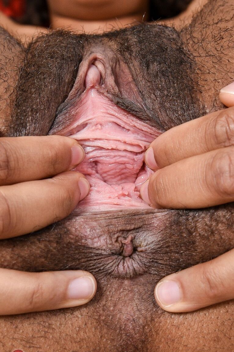 18P La amateur negra peluda Olivia Green se parte el coño con los dedos