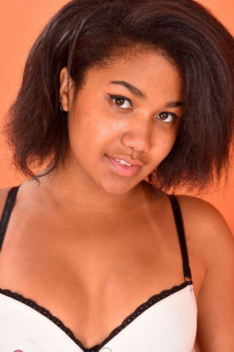 21P La douce ébène amateur Loni Legend expose ses trous de baise et pose nue