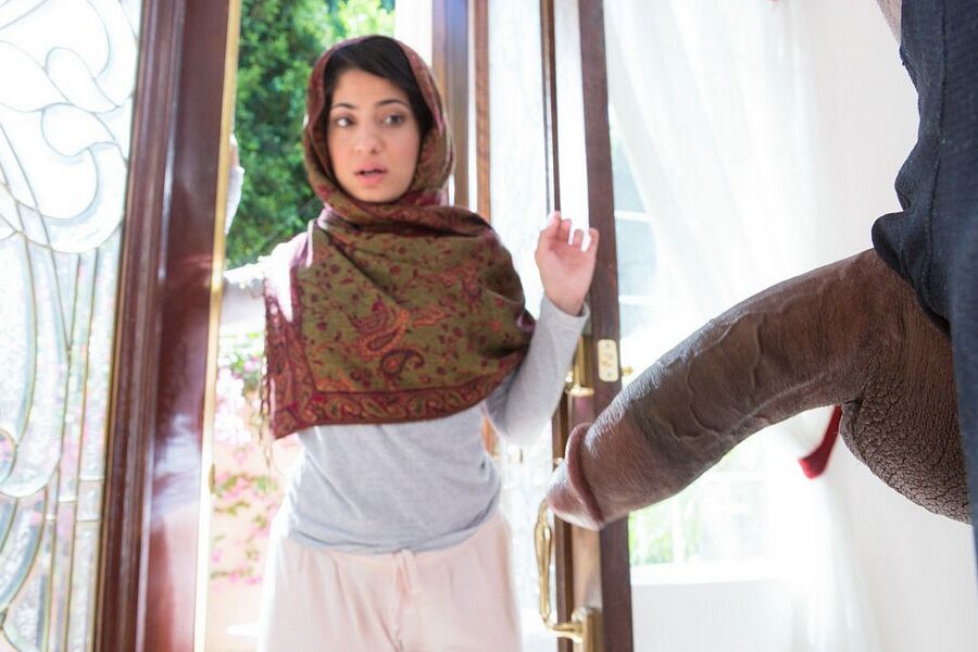10P Cute teen Nadia Alli chupa pau grande punheta