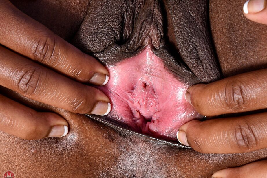 16P A mulher negra Charlie Rae puxa os lábios da boceta para mostrar o rosa por dentro
