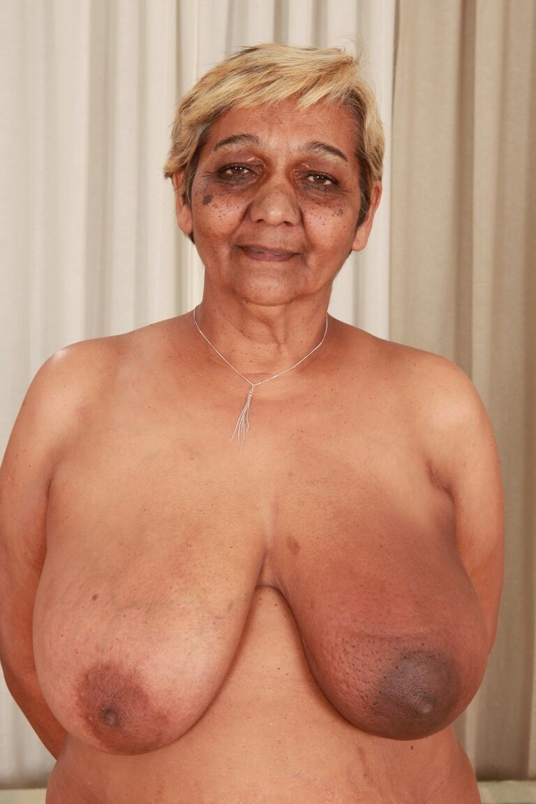 17P Die kurzhaarige, blonde Oma Evika schält sich, um ihre großen, schlaffen Titten zum Vorschein zu bringen