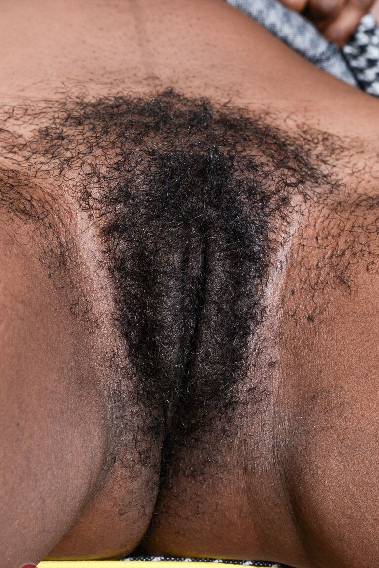 21P La exótica belleza de ébano Desire mostrando su delicioso coño negro de cerca
