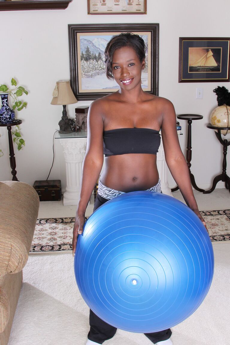 21P Hot ebony Sayanna Monroe exibe seus grandes peitos pendurados