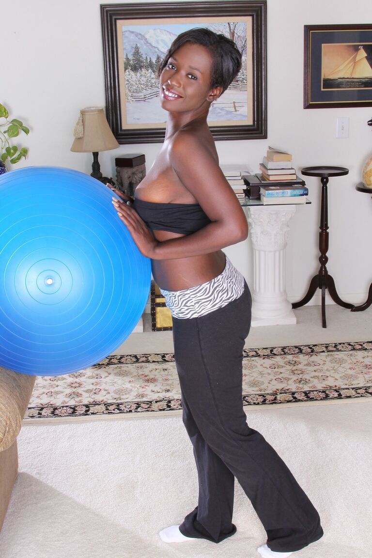 21P Hot ebony Sayanna Monroe exibe seus grandes peitos pendurados