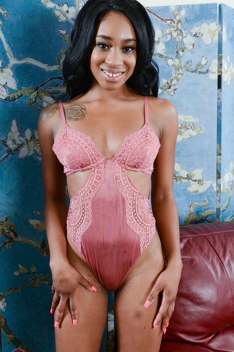 21P La seductora adolescente de ébano Lala Ivey abriendo su irresistible y exótico coño de cerca