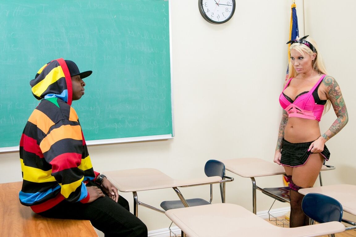 15P La rubia tatuada Lolly Ink se folla a un negro encima del pupitre del profesor