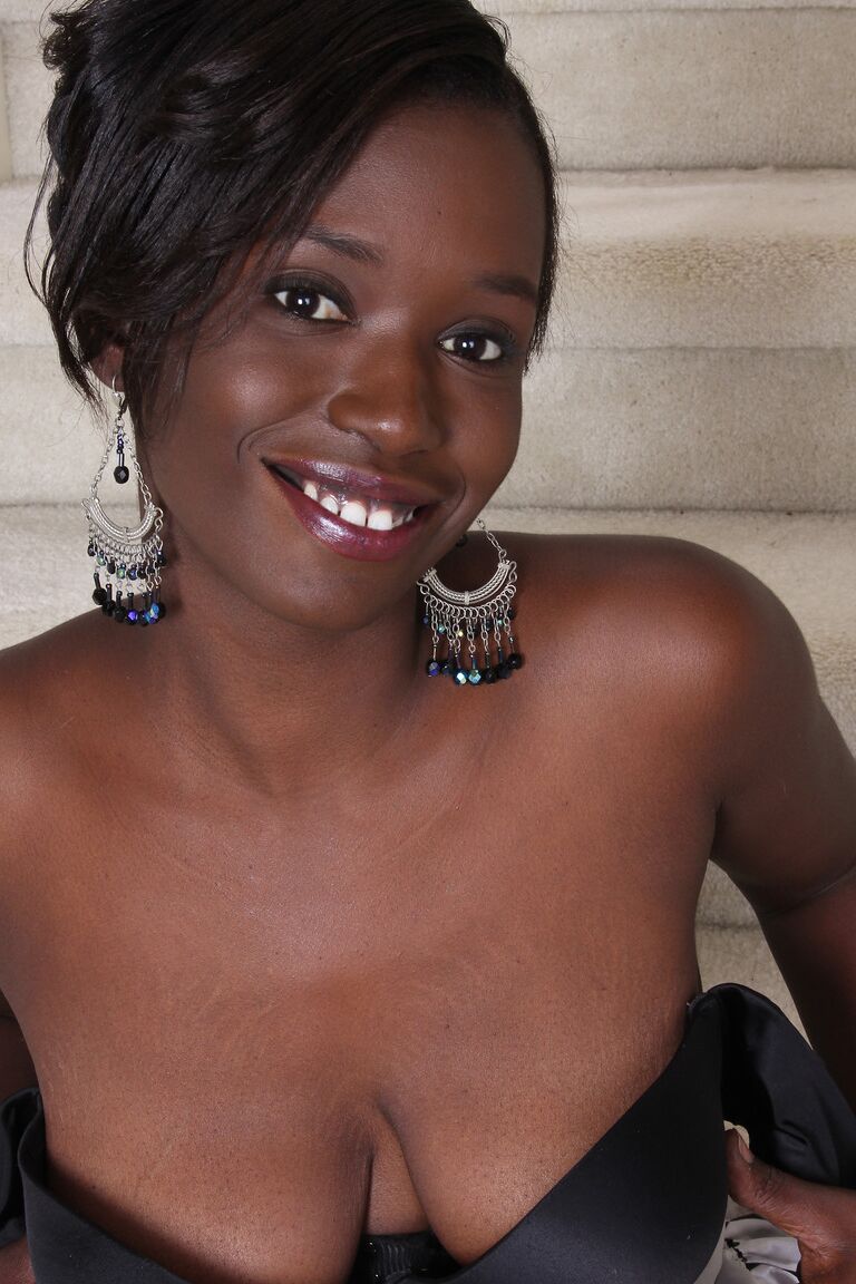 21P Petite ébano MILF Sayanna Monroe revela seus talentos naturais e estica seu regalo