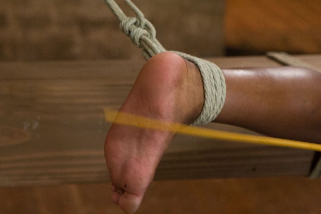 21P 黒人BDSM愛好家のアナ・フォックスはエキゾチックなマンコにフックを取り付ける