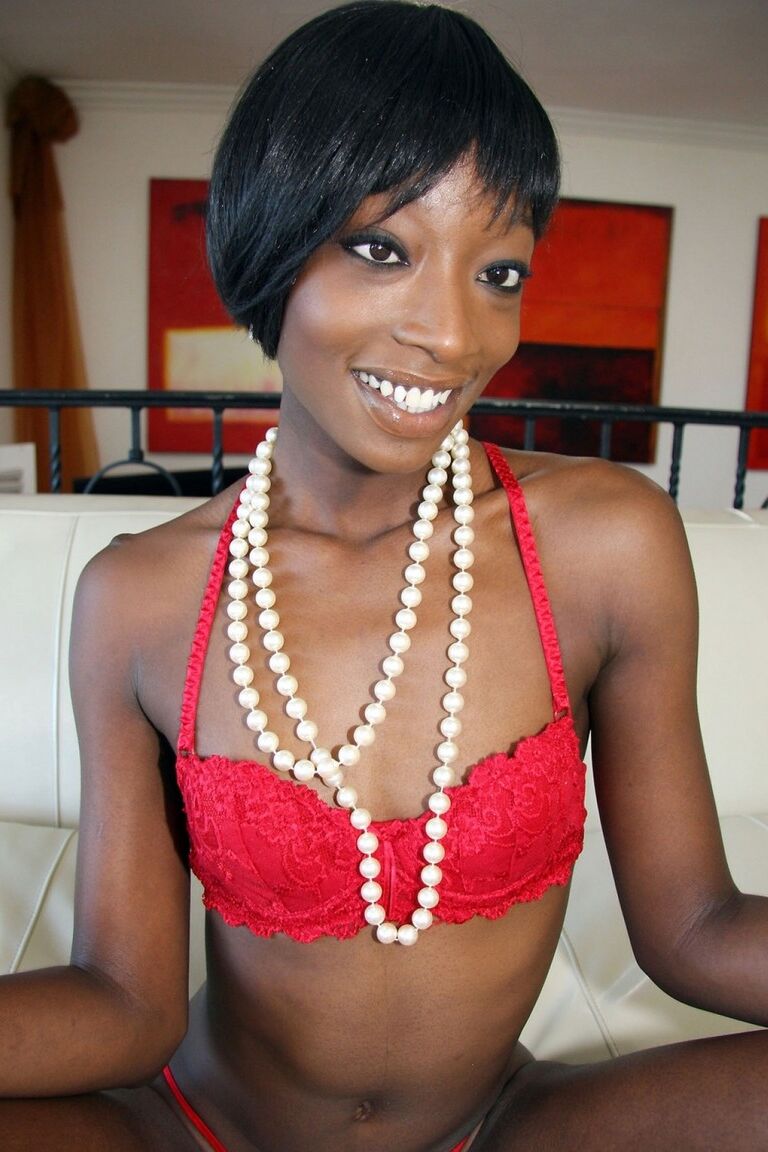 17P Slander La negra de piernas largas Taylor Starr con tetas pequeñas abre su coño rosado de par en par