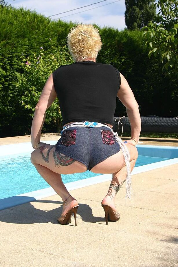20P Mulher madura loira Mary Bitch mijando em uma piscina infantil