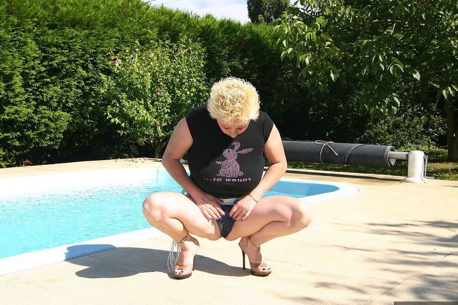 20P Mulher madura loira Mary Bitch mijando em uma piscina infantil