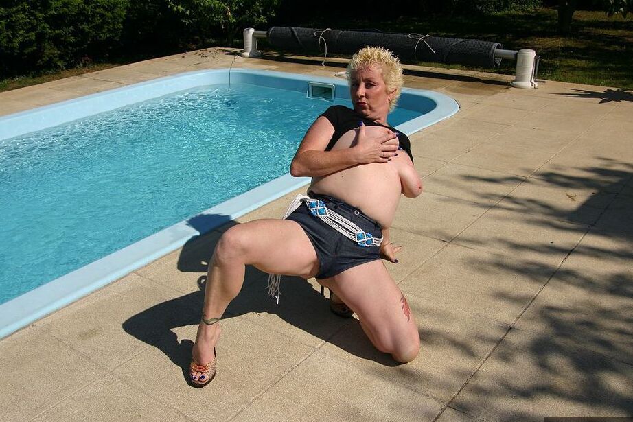 20P Mulher madura loira Mary Bitch mijando em uma piscina infantil