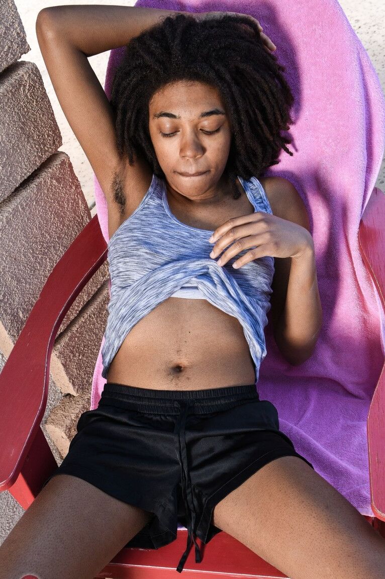 17P A negra Olivia Green tira o short antes de separar sua buceta peluda
