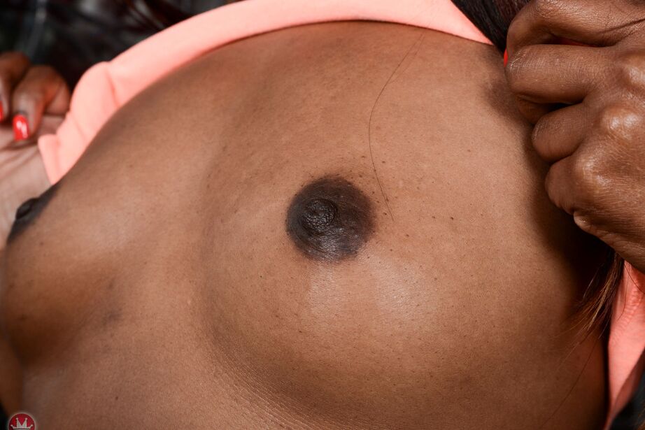 16P A gata amadora de ébano Chanell Heart se orgulha de seus buracos de tirar o fôlego em um close